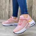 Nahaufnahme Detailansicht der rosa Keilsneaker mit sichtbarer Luftpolstersohle und Goldakzenten - Rosa