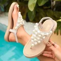Nahaufnahme eleganter Zehensandalen mit Perlenverzierung und elastischem Fersenriemen - 36 / Weiß