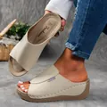 Detalle de sandalias con cuña y plataforma con puntera abierta y costuras blancas. - Blanco Roto