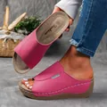 Primer plano de sandalias con cuña rosa con costuras en contraste y punta abierta - Rosa rojo