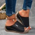Detalle de sandalias de plataforma negras con costuras blancas para la playa en verano. - Negro