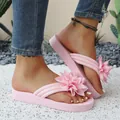 Elegantes chanclas con plataforma rosas para mujer con una gran flor de tela decorativa - Flor Rosa