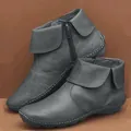 Vue détaillée de bottines plates en cuir gris avec revers et fermeture éclair latérale - 35 / Gris
