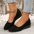 Vista detallada de los zapatos de salón con cuña en ante negro y punta fina para mujer - Negro