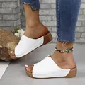Seitenansicht weißer Keilabsatz-Sandalen für Damen mit bequemem, lässigem Sitz - Weiß