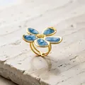 Detalle de un anillo de flor vintage bañado en oro con pétalos de esmalte azul mar. - Abierto Ajustable / Anillo de Flor con Patrón de Mármol Azul Cielo / Azul cielo