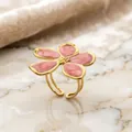 Primer plano detallado de un anillo de flor de esmalte rosa con banda de acero dorada - Abierto Ajustable / Anillo de Flor de Esmalte Rosa Claro / Rosa fuerte