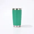 Détail d'un gobelet isotherme de 20oz en acier inoxydable vert mat avec couvercle - 20oz / Vert