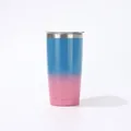 Gros plan d'un gobelet isotherme en inox 20oz avec dégradé bleu et rose et couvercle - 20oz / Bleu Rose