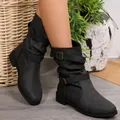 Stivaletti neri arricciati da donna con eleganti cinturini con fibbia e tacco basso - Nero