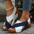 Vista detallada de sandalias de cuña bicolores transpirables para mujer, estilo playero - Azul