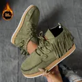 Primo piano dettagliato di stivali con frange in pelle scamosciata verde oliva con borchie - 36 / Verde