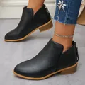 Détail de bottines en cuir noir avec découpe en V sur le côté et petit talon bloc - 36 / Noir