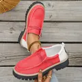Détail rapproché des mocassins à plateforme en toile rouge et blanc à semelles - Rouge