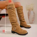 Detailansicht der braunen Wildleder-Faltenstiefel mit Schnallen und präzisen Höhenmaßen - 35 / Khaki