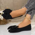 Elegante schwarze spitze Ballerinas mit einer großen dekorativen Schleife obenauf. - 36 / Schwarz