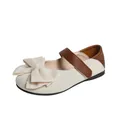 Vista detallada de zapato Mary Jane retro en color crema con lazo y correa de velcro - Beige