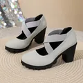 Primer plano de zapatos Mary Jane retro con tacón ancho y correas elásticas - 35 / Gris
