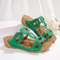 Detail van groene sleehak sandalen met gouden gespen en contrasterende stiksels. - Groen