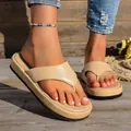 Primer plano de sandalias beige con plataforma y suela negra gruesa para la playa - Albaricoque