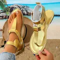 Primer plano de sandalias de dedo doradas metálicas con una correa de hebilla ajustable - 36 / Dorado