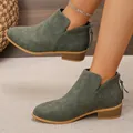 Gros plan sur des bottines en cuir vert foncé à bout pointu avec fermeture éclair arrière - 36 / Vert olive