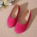 Eleganti ballerine in camoscio rosa fucsia per donna su un tappeto intrecciato - Rosso rosa