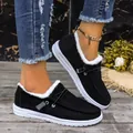 Detailweergave van zwarte corduroy loafers met warme witte imitatiebontvoering dames. - 35 / Zwart