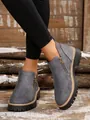 Vue détaillée des bottines en daim gris avec fermeture éclair dorée et semelle crantée - 36 / Gris