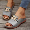 Détail de sandales compensées grises avec boucle dorée décorative - 36 / Gris