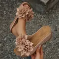 Gros plan montrant les détails de la fleur en tissu 3D sur des sandales compensées pour femmes - 38 / Style Compensé à Fleurs (025) / Marron
