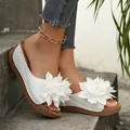 Gros plan de sandales à talons compensés blanches avec de grandes fleurs 3D décoratives - 38 / Style Compensé à Fleurs (025) / Blanc