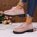 Gros plan sur des mocassins roses à plateforme, talon de 4,5 cm et lacets féminins. - Rose
