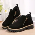 Damen-Stiefeletten aus schwarzem Wildleder mit seitlichem Reißverschluss und Profilsohle - 36 / Schwarz