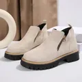 Beige Wildleder-Stiefeletten mit rundem Zehenbereich, Seitenreißverschluss und Blockabsatz. - 36 / Beige