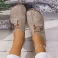 Primer plano de mocasines planos caqui casuales con botones decorativos y suela blanda. - 36 / Zapatos Planos Casuales (006) / Tostado