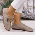 Primer plano de mocasines planos beige elegantes con punta redonda y suela blanda - 36 / Gris