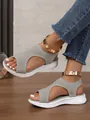 Primo piano di sandali alla schiava grigi in maglia con eleganti cinturini dorati - Grigio