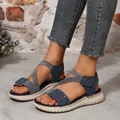 Vista detallada de sandalias de verano azules para mujer con suelas gruesas y correas elásticas. - 36 / Azul marino