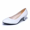Escarpins classiques blancs en cuir verni à petit talon pour le travail de bureau. - 35 / Blanc