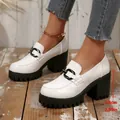 Λεπτομέρεια από λευκά loafers με υφή κροκό και μαύρη πλατφόρμα ύψους 7,5 εκατοστών. - 38 / Λευκό