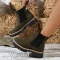 Gedetailleerde weergave van donkergroene suède Chelsea boots met stevige zwarte blokhakken - 36 / Groen