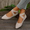 Close-up van beige suède ballerina's met elastische kruisbanden gedragen door model - 36 / Broken Wit