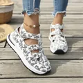 Detailansicht von Damen-Sportsandalen mit Blumenmuster, dicker weißer Sohle und Klettverschluss. - 36 / Weiß