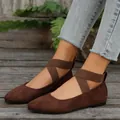 Close-up van bruine suède casual ballerina's met stijlvolle gekruiste elastische enkelbandjes - 36 / Tan