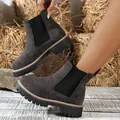 Detail van donkergrijze suède Chelsea boots met dikke profielzool en ronde neus - 36 / Zwart