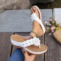 Gedetailleerd overzicht van witte teenslippers met bloemendecor en hoge sleehakken - Wit