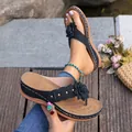 Gedetailleerd overzicht van zwarte sleehak sandalen met stoffen bloem en studs - Zwart