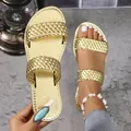 Detailweergave van elegante gouden gevlochten damessandalen voor zomerse stranddagen - 36 / Goud