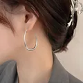 Elegante gepolijste zilveren druppelvormige oorringen voor een moderne en verfijnde look - 18K goud / Zilver